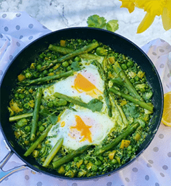 green stew with green beans and 2 fried eggs